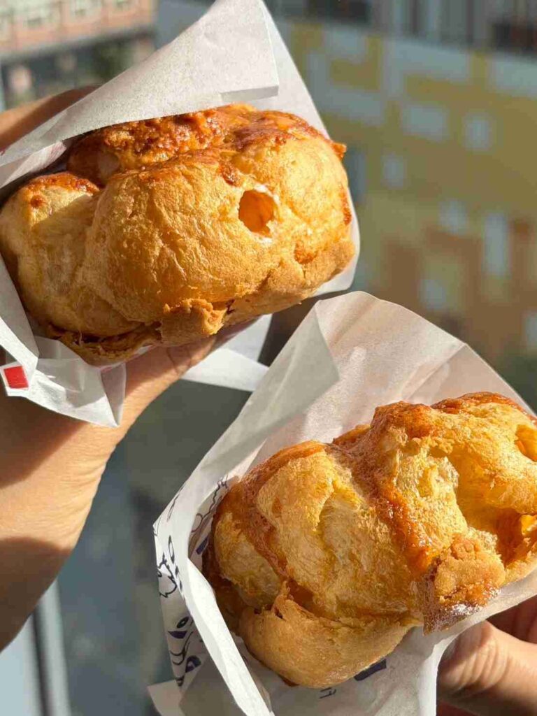 Beard papa’s 泡芙|蜂蜜奶油派皮:每天兩個時段供應,每人限購兩顆,我最推薦卡士達!