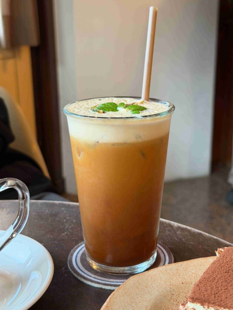 台中美食｜CREAMY DAILY CAFE ：強力推薦草莓控必點草莓香提蛋糕，草莓爆炸多！
