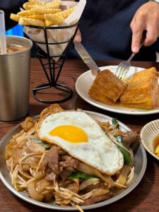 Read more about the article 台中┃水吧佬香港美食：推薦有鍋氣的牛肉炒河粉跟超少見的魚肉燒賣！