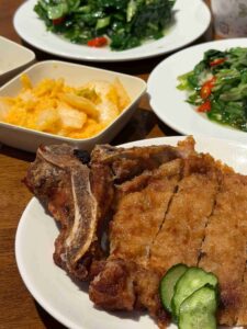 Read more about the article 台中┃范記金之園：比起最有名的草袋飯，更喜歡獨家自製的黃金泡菜跟雪裡紅！