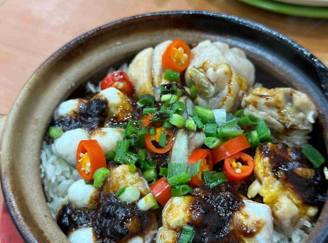 香港西環┃坤記煲仔小菜：米其林必比登推薦的超人氣煲仔飯老店，真的值得排隊嗎？