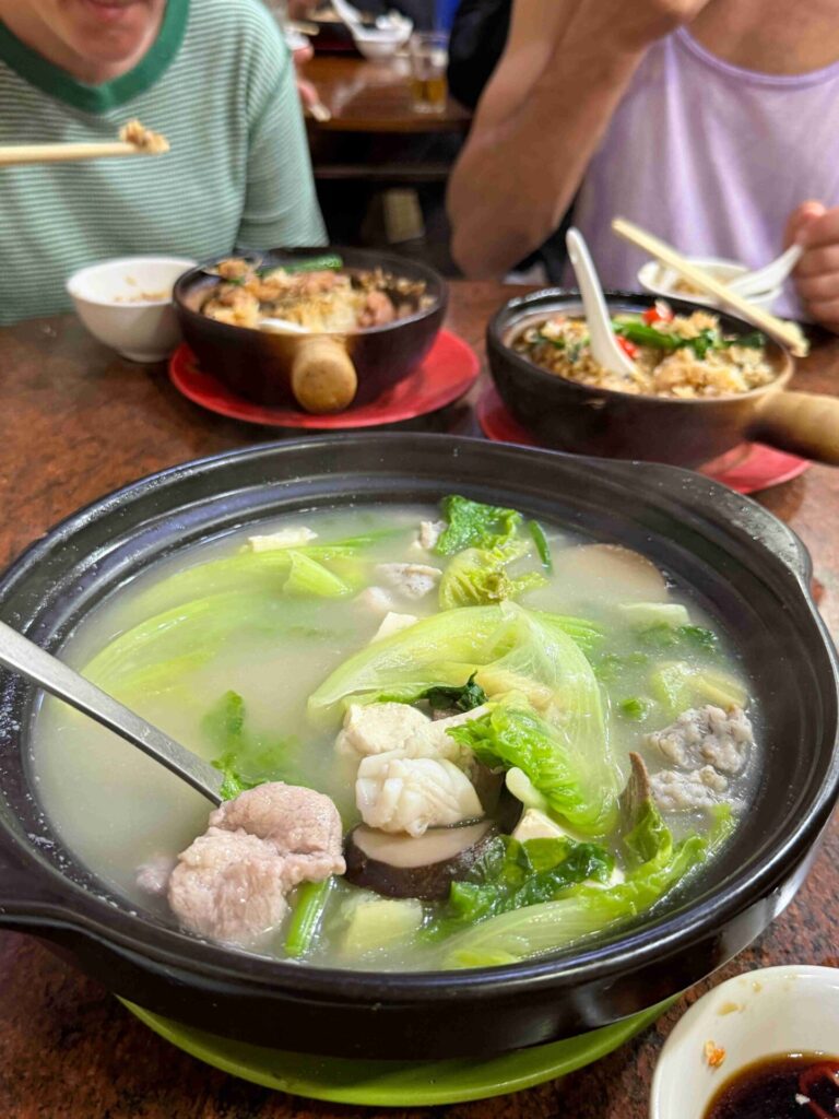 香港西環|坤記煲仔小菜:米其林必比登推薦的超人氣煲仔飯老店,真的值得排隊嗎?
