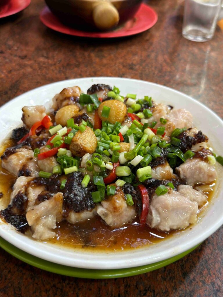 香港西環|坤記煲仔小菜:米其林必比登推薦的超人氣煲仔飯老店,真的值得排隊嗎?