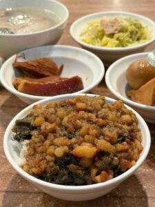 Read more about the article 台中┃來吃飽：絕對會二訪的梅干滷肉飯，魚皮湯也超讚！