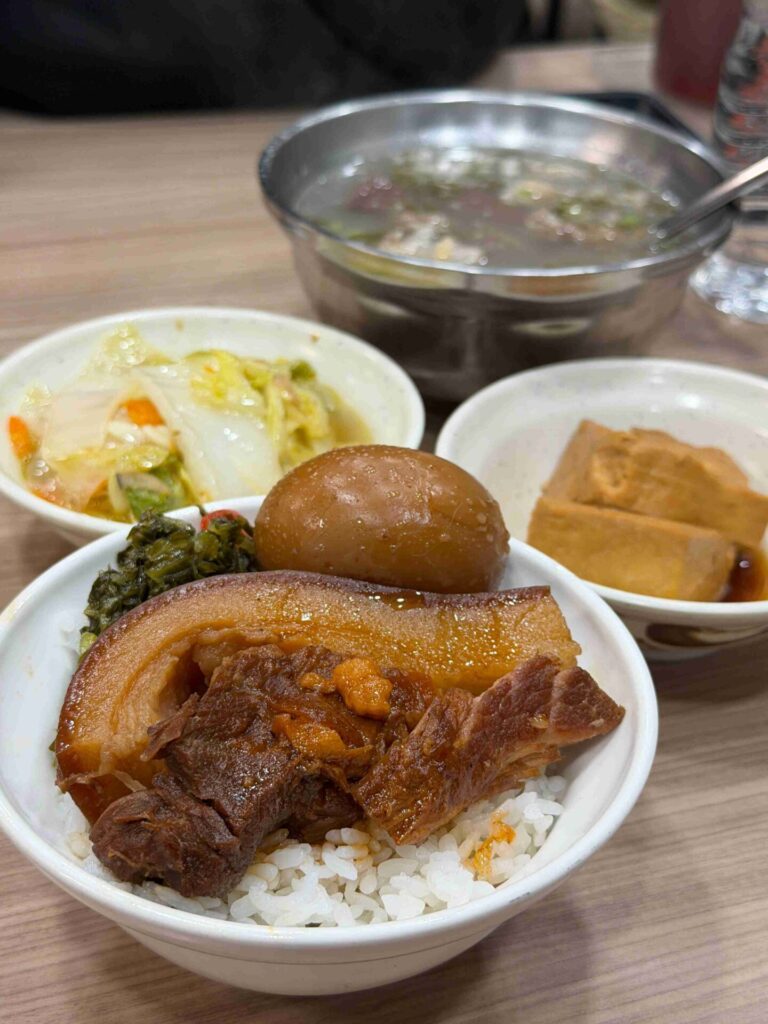 台中美食|夜間部爌肉飯:連續三年必比登推薦,結果吃起來有點小失望!