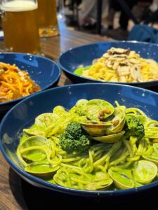 Read more about the article 台中┃亞丁尼義式麵屋：不到250元就能吃到爆多蛤蠣，還附一大杯飲料！