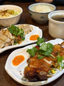 Read more about the article 台中┃新馬小廚：平價又好吃的海南雞飯，大推套餐CP值超高！