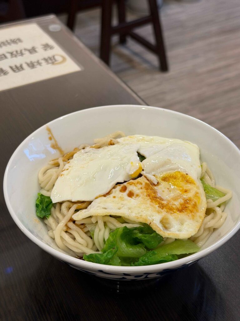 彰化員林｜圓樓仔滷肉飯：限量版皮蛋滷肉飯超讚！是我目前吃過皮蛋給最多的！