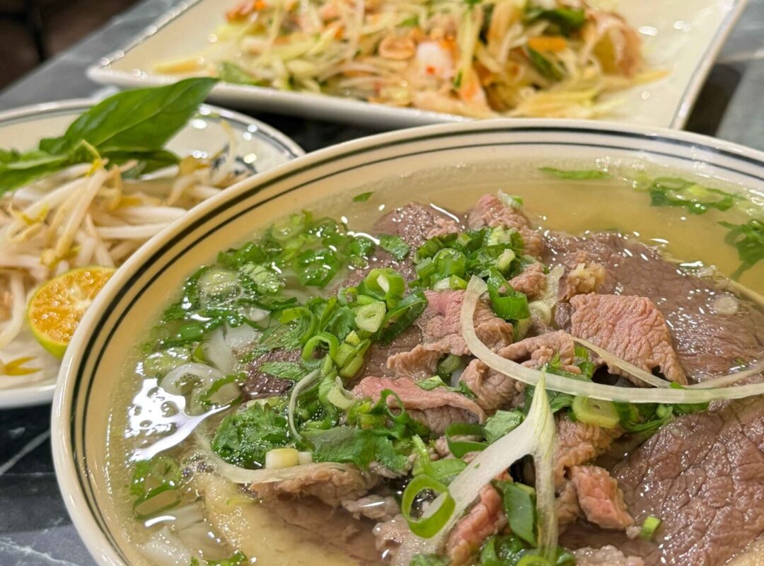 台中┃阮家越南河粉：大推鮮蝦豬肉木瓜涼拌！河粉湯頭清爽！