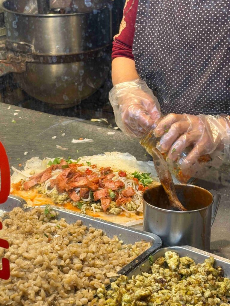 台中美食｜正宗手工潤餅：請大家一定要試一下烤過的巨無霸潤餅！超級讚！超好吃！