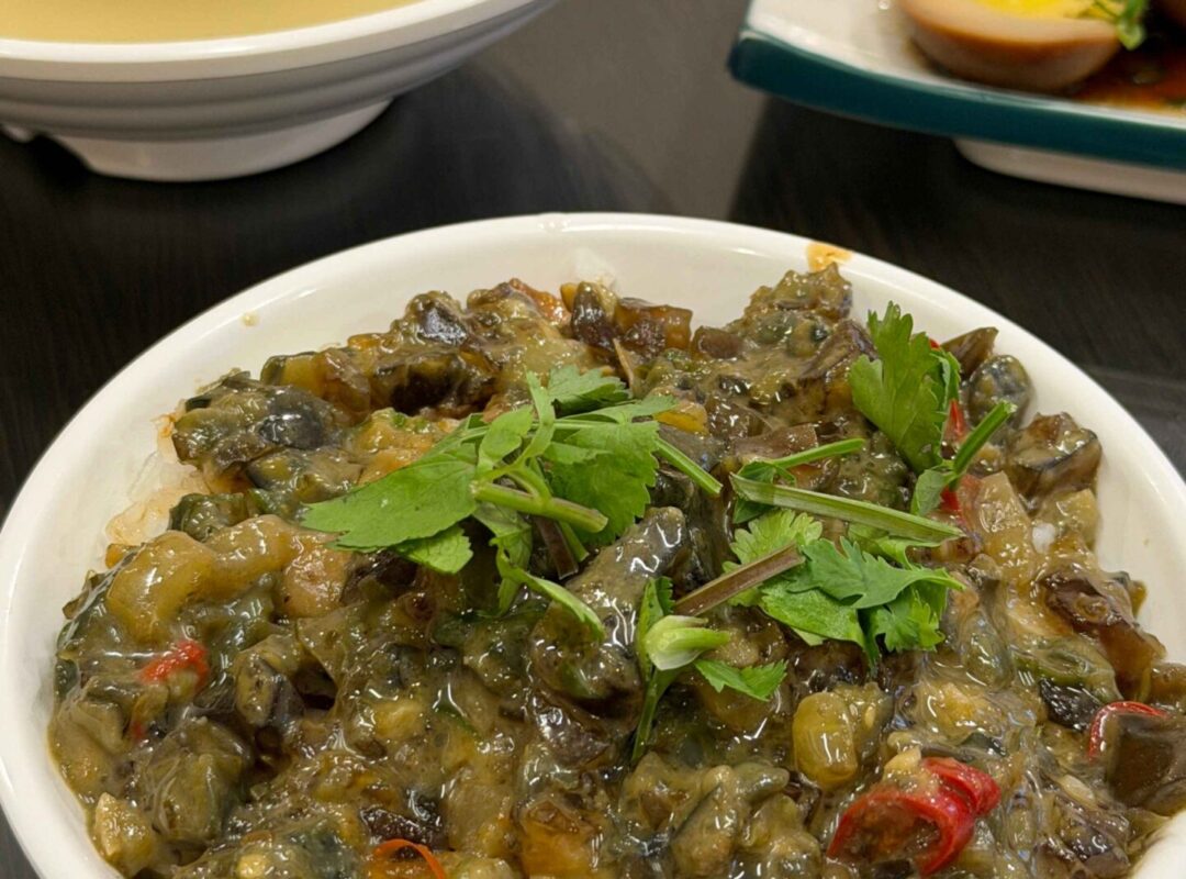員林┃圓樓仔滷肉飯：限量版皮蛋滷肉飯超讚！是我目前吃過皮蛋給最多的！
