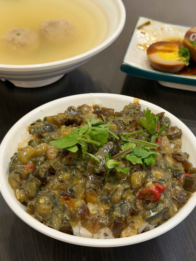 彰化員林｜圓樓仔滷肉飯：限量版皮蛋滷肉飯超讚！是我目前吃過皮蛋給最多的！