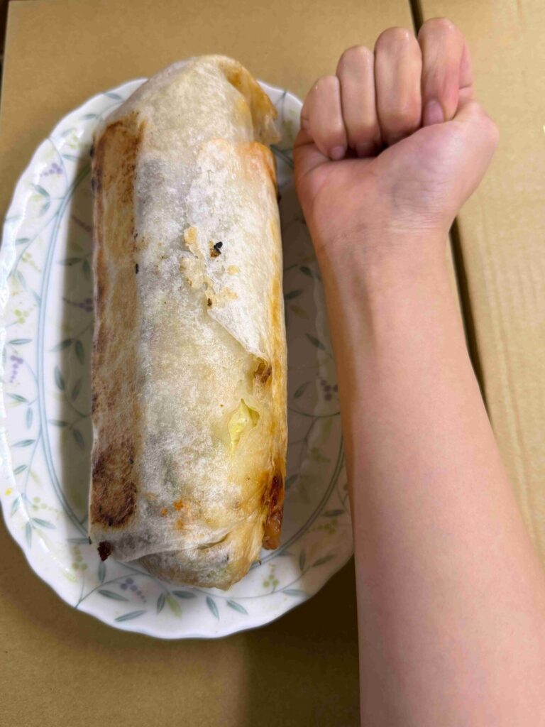 台中美食｜正宗手工潤餅：請大家一定要試一下烤過的巨無霸潤餅！超級讚！超好吃！