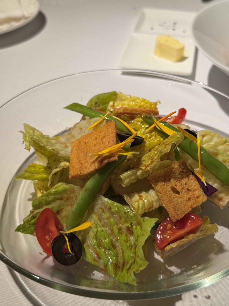 台中美食|MEATGQ 橡木牛排館:是我目前吃過最有誠意又好吃的當月生日蛋糕!
MEATGQ 橡木炙烤牛排館|好喜歡麵包跟奶油!氣氛很棒!推商業午餐cp值很高!