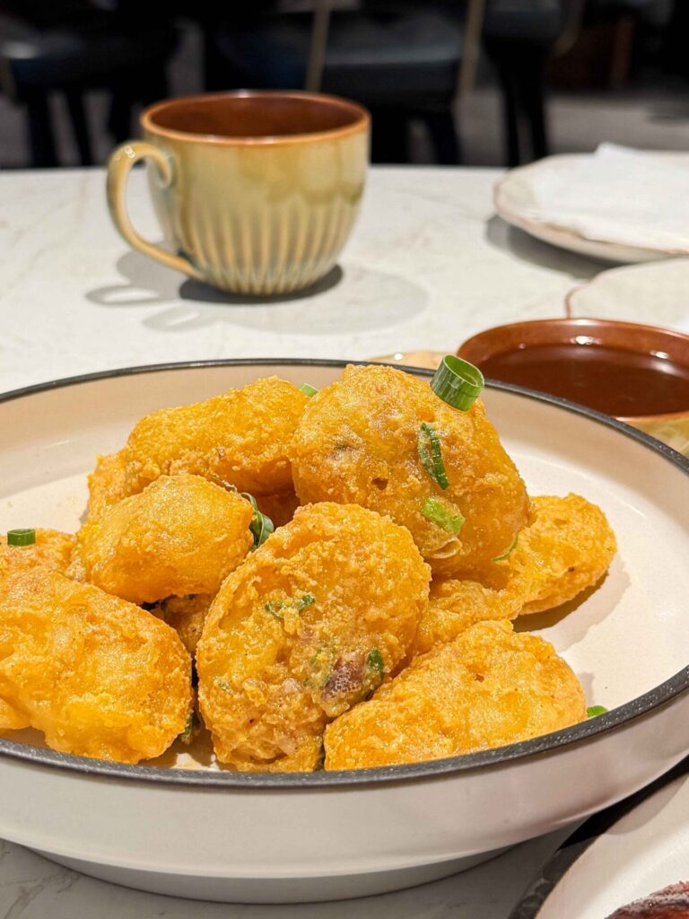 台中美食|九華樓:跳跳糖片鴨捲餅超特別,手工鴨蛋黃布丁超好吃!九華樓 朝富店|大推什麼都能吃到的全鴨匯!四個人吃份量剛剛好!