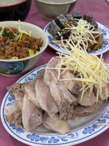 Read more about the article 台中┃阿火獅鵝肉担：目前吃到最嫩的鵝肝鵝心！難怪生意爆炸好！