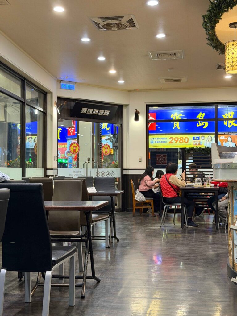 台中美食｜歐吉複合式餐飲：大推Ａ餐超划算！讓你從早坐到晚的復古茶館！