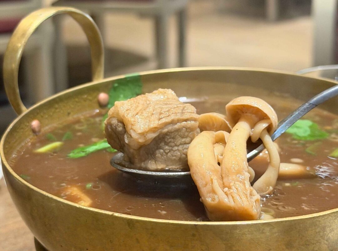 台中┃NARA：燒茄鮮蝦沙拉超有特色，還有全台獨家泰式排骨湯，不愧是米其林推薦！