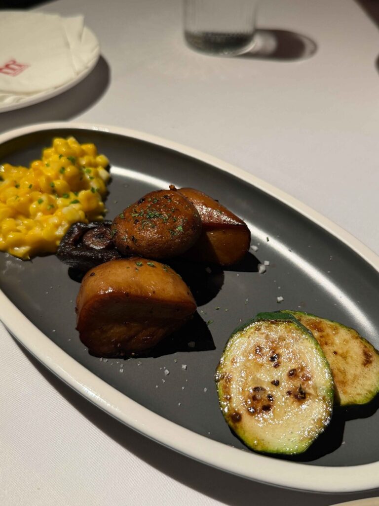 台中美食|MEATGQ 橡木牛排館:是我目前吃過最有誠意又好吃的當月生日蛋糕!
MEATGQ 橡木炙烤牛排館|好喜歡麵包跟奶油!氣氛很棒!推商業午餐cp值很高!