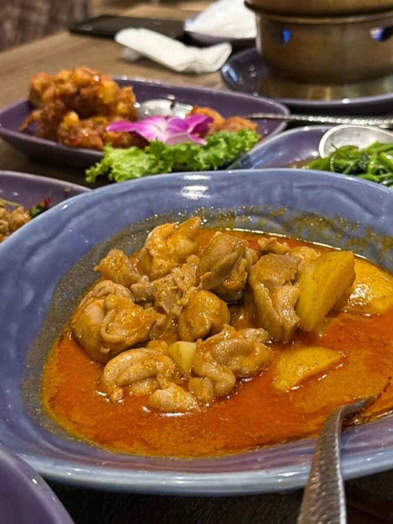 台中美食｜NARA Thai Cuisine：米其林推薦的泰式料理，燒茄鮮蝦沙拉超有特色！期待台中漢神百貨開幕！
