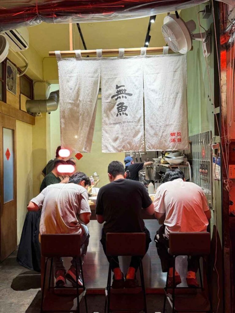 台中美食|無魚拉麵:從湯頭、主食到麵條都很喜歡的蝦拉麵!