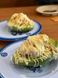 Read more about the article 台中┃藏壽司：炙烤酪梨鮮蝦沙拉握壽司真的太厲害，直接給你半顆酪梨，還有濃布丁也超讚！