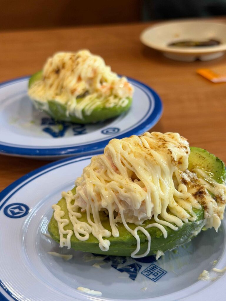 台中美食｜藏壽司：炙烤酪梨鮮蝦沙拉握壽司真的太厲害，直接給你半顆酪梨，還有濃布丁也超讚！