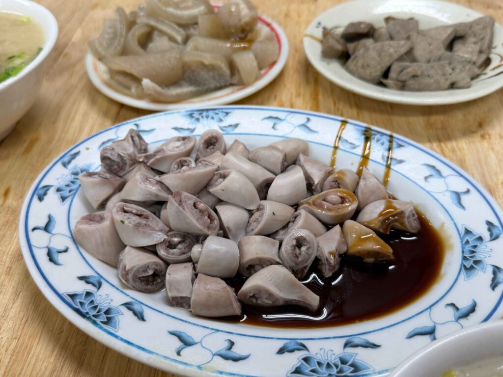 彰化美食｜阿珠香菇肉粥：大推內臟黑白切！香菇肉粥、米粉湯也很讚！
