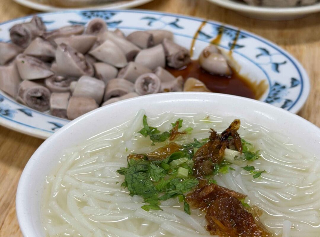 彰化┃阿珠香菇肉粥：大推內臟黑白切！香菇肉粥、米粉湯也很讚！