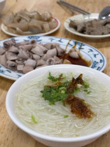 Read more about the article 彰化┃阿珠香菇肉粥：大推內臟黑白切！香菇肉粥、米粉湯也很讚！