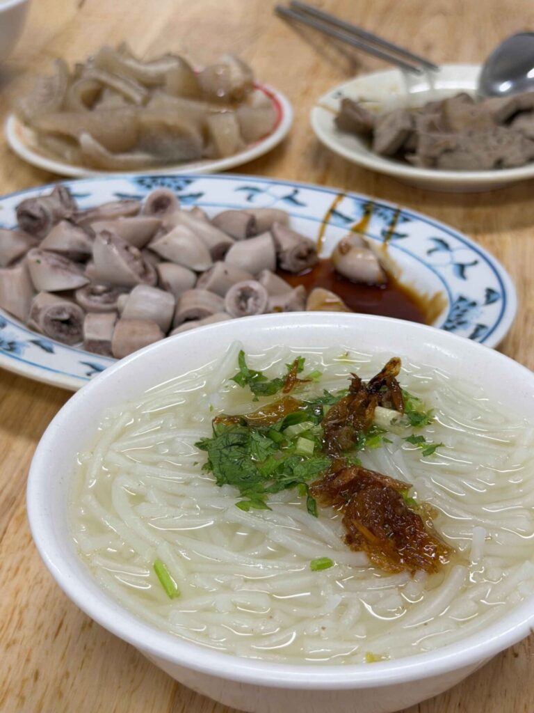 彰化美食｜阿珠香菇肉粥：大推內臟黑白切！香菇肉粥、米粉湯也很讚！