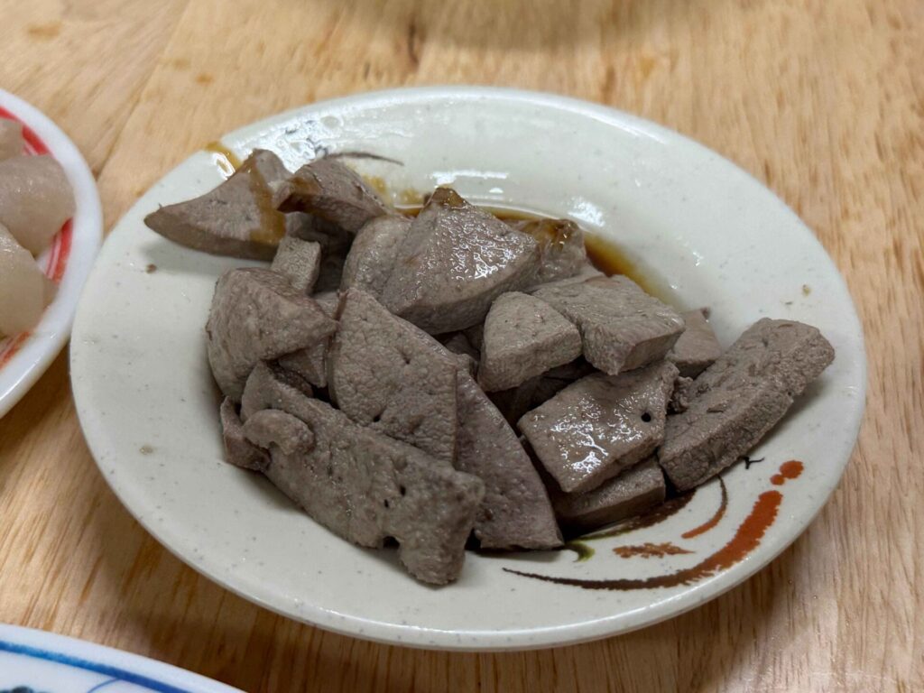 彰化美食｜阿珠香菇肉粥：大推內臟黑白切！香菇肉粥、米粉湯也很讚！