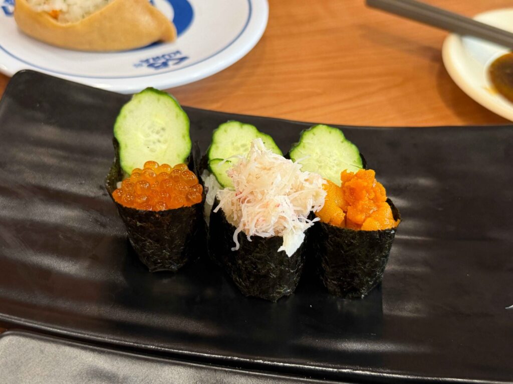 台中美食｜藏壽司：炙烤酪梨鮮蝦沙拉握壽司真的太厲害，直接給你半顆酪梨，還有濃布丁也超讚！