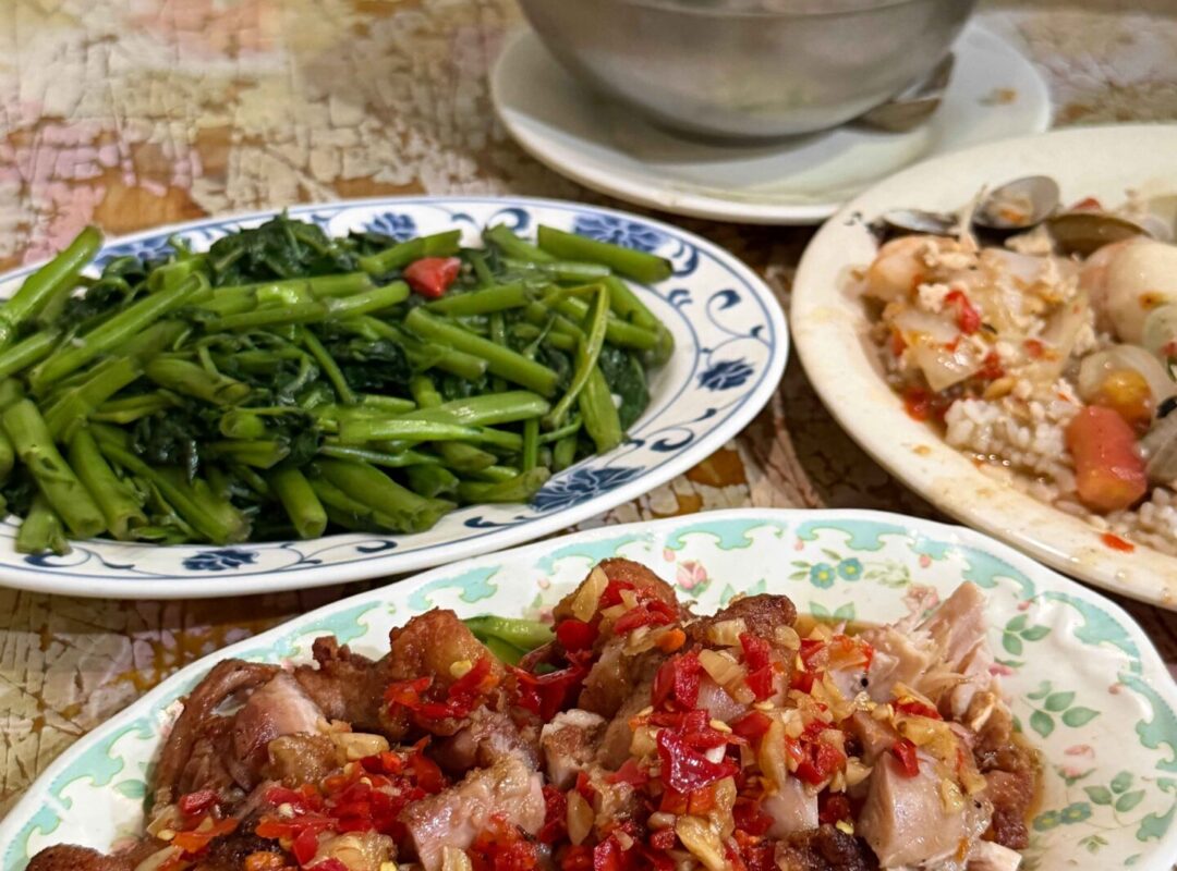 台中┃泰國小吃：最健康又料超多的海鮮燴飯！還有CP值超高的椰子雞湯！