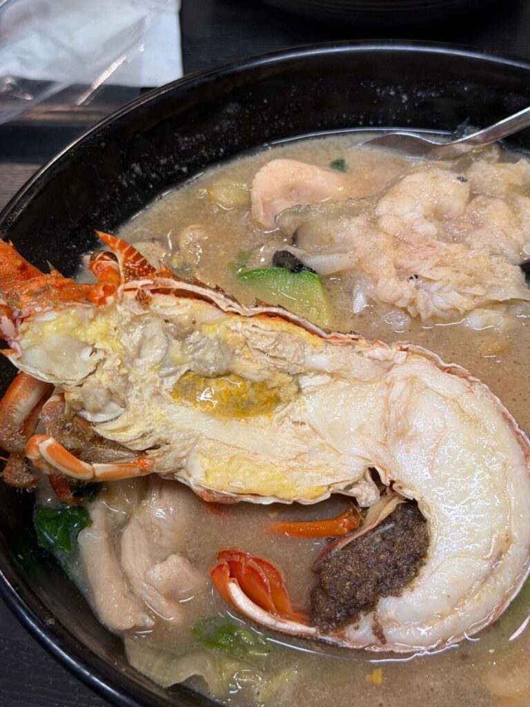  村爺爺｜在地人激推宵夜名店，超適合迪士尼結束來一碗！
香港油麻地｜村爺爺：龍蝦湯泡飯最有名，但我更愛椰子竹笙干貝雞煲！