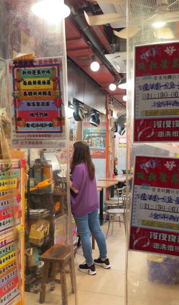 村爺爺｜在地人激推宵夜名店，超適合迪士尼結束來一碗！
香港油麻地｜村爺爺：龍蝦湯泡飯最有名，但我更愛椰子竹笙干貝雞煲！