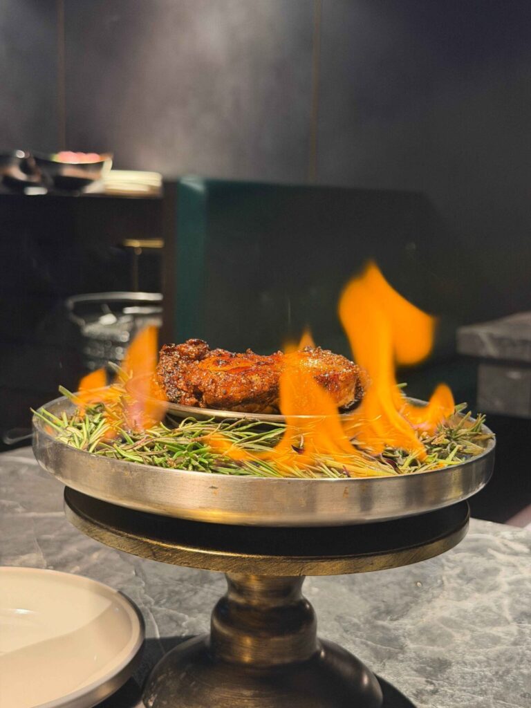 台中美食｜京燒肉：大推昆布鹽生菜沙拉，還有鮭魚卵爆炸多的炸飯糰！
京燒肉｜蜂蜜檸檬氣泡飲無限續！當月壽星的壽桃超可愛！