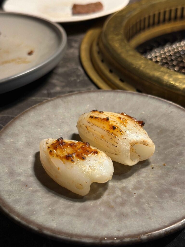台中美食｜京燒肉：大推昆布鹽生菜沙拉，還有鮭魚卵爆炸多的炸飯糰！
京燒肉｜蜂蜜檸檬氣泡飲無限續！當月壽星的壽桃超可愛！