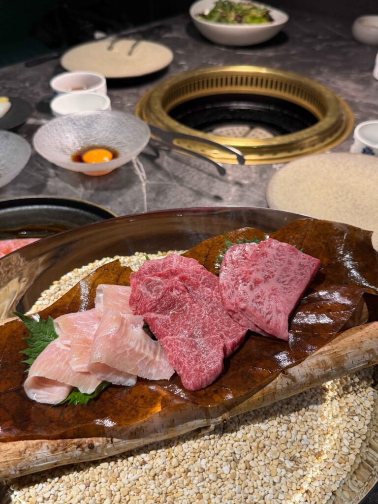 台中美食｜京燒肉：大推昆布鹽生菜沙拉，還有鮭魚卵爆炸多的炸飯糰！
京燒肉｜蜂蜜檸檬氣泡飲無限續！當月壽星的壽桃超可愛！