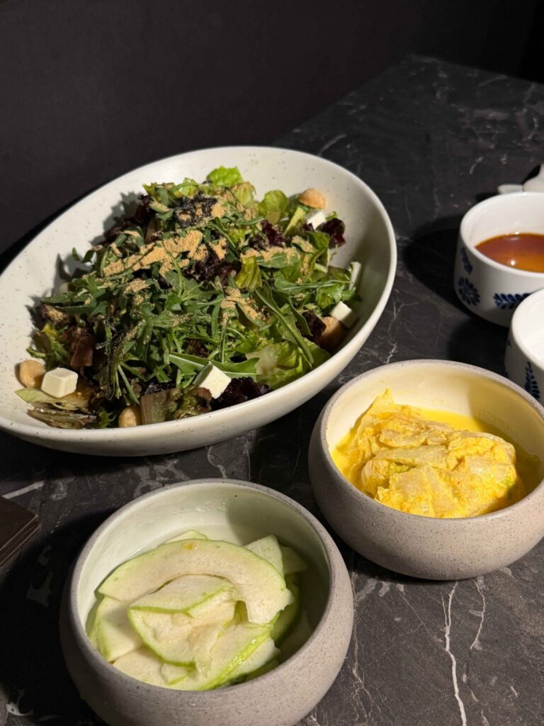 台中美食｜京燒肉：大推昆布鹽生菜沙拉，還有鮭魚卵爆炸多的炸飯糰！
京燒肉｜蜂蜜檸檬氣泡飲無限續！當月壽星的壽桃超可愛！
