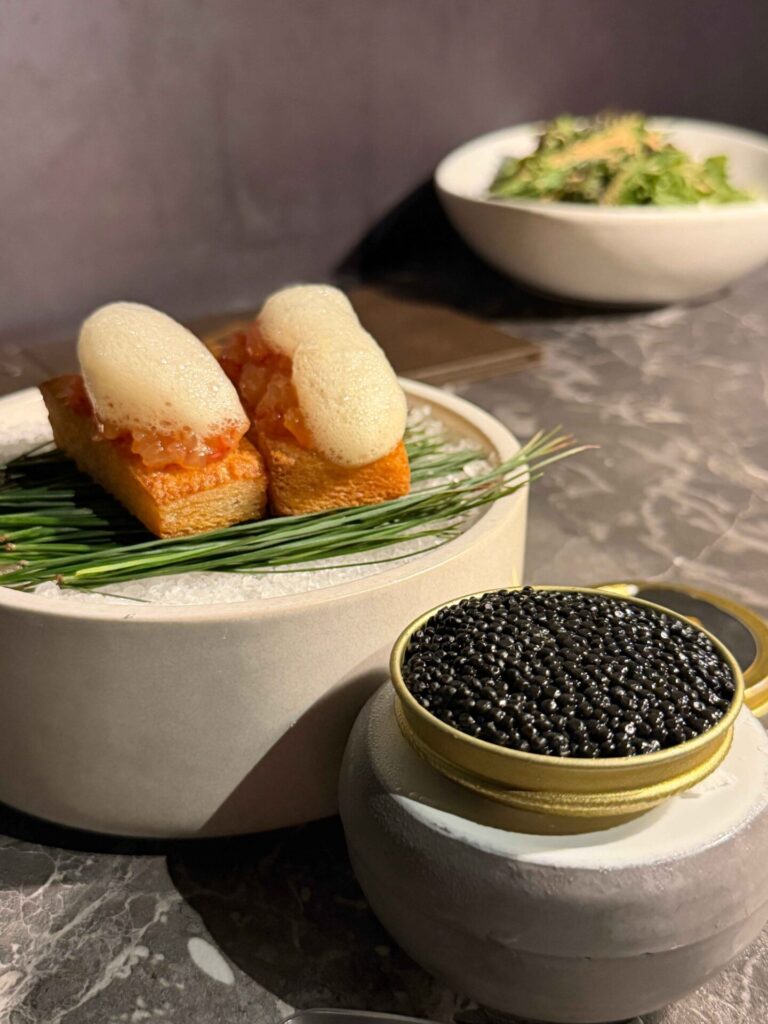 台中美食｜京燒肉：大推昆布鹽生菜沙拉，還有鮭魚卵爆炸多的炸飯糰！
京燒肉｜蜂蜜檸檬氣泡飲無限續！當月壽星的壽桃超可愛！