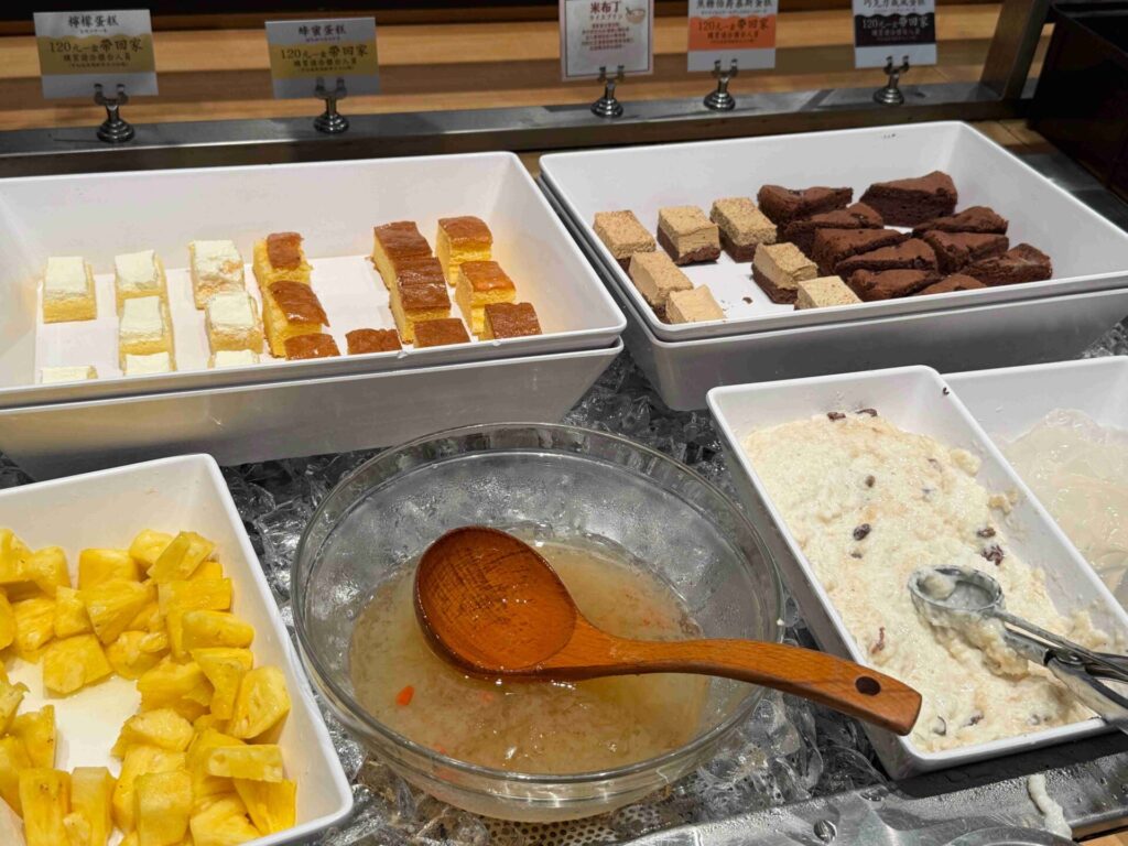 台中美食｜橫濱牛排：自助吧完勝牛排！蘑菇濃湯完全不輸高檔餐廳！
橫濱牛排｜當日壽星前後三天有特殊優惠，五人同行還送炸物摩天輪！
LaLaport北館五樓的橫濱牛排 ，