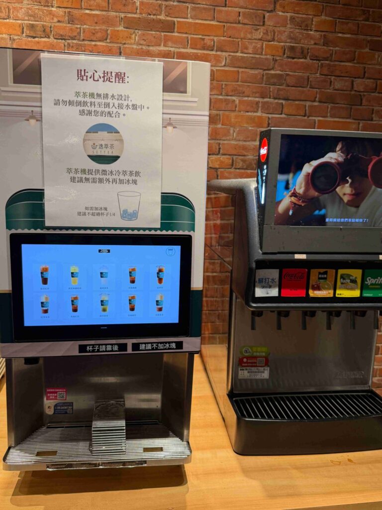 台中美食｜橫濱牛排：自助吧完勝牛排！蘑菇濃湯完全不輸高檔餐廳！
橫濱牛排｜當日壽星前後三天有特殊優惠，五人同行還送炸物摩天輪！
LaLaport北館五樓的橫濱牛排 ，