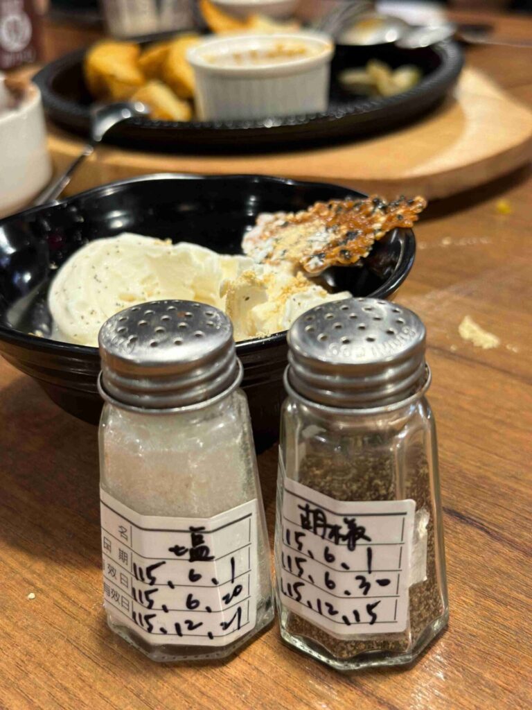 台中美食｜橫濱牛排：自助吧完勝牛排！蘑菇濃湯完全不輸高檔餐廳！
橫濱牛排｜當日壽星前後三天有特殊優惠，五人同行還送炸物摩天輪！
LaLaport北館五樓的橫濱牛排 ，