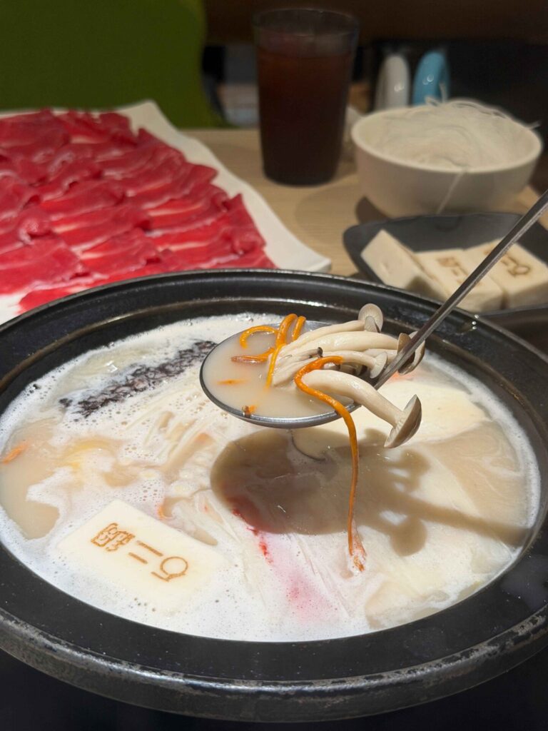 台中美食｜石二鍋：蟲草菌菇湯底還不錯！白飯還變成吃到飽！石二鍋 台中文心崇德店(旗艦店)｜好久沒吃石二鍋，覺得變更好吃又划算！