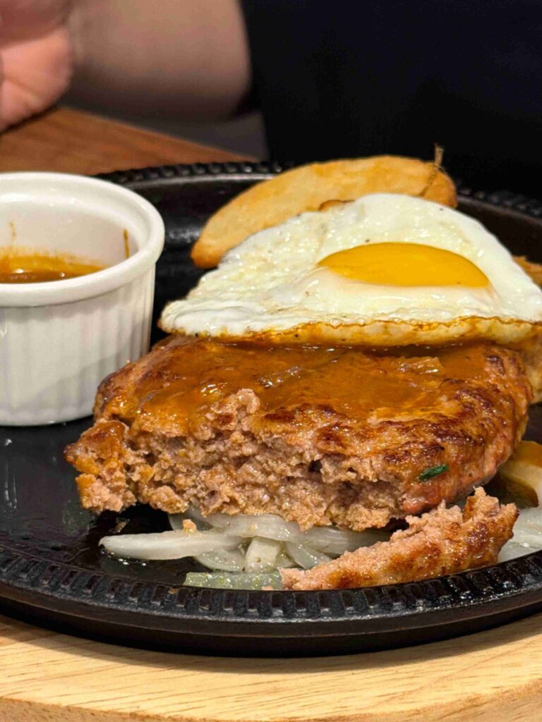台中美食｜橫濱牛排：自助吧完勝牛排！蘑菇濃湯完全不輸高檔餐廳！
橫濱牛排｜當日壽星前後三天有特殊優惠，五人同行還送炸物摩天輪！
LaLaport北館五樓的橫濱牛排 ，