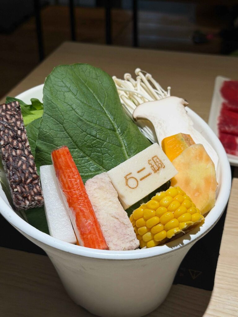 台中美食｜石二鍋：蟲草菌菇湯底還不錯！白飯還變成吃到飽！石二鍋 台中文心崇德店(旗艦店)｜好久沒吃石二鍋，覺得變更好吃又划算！