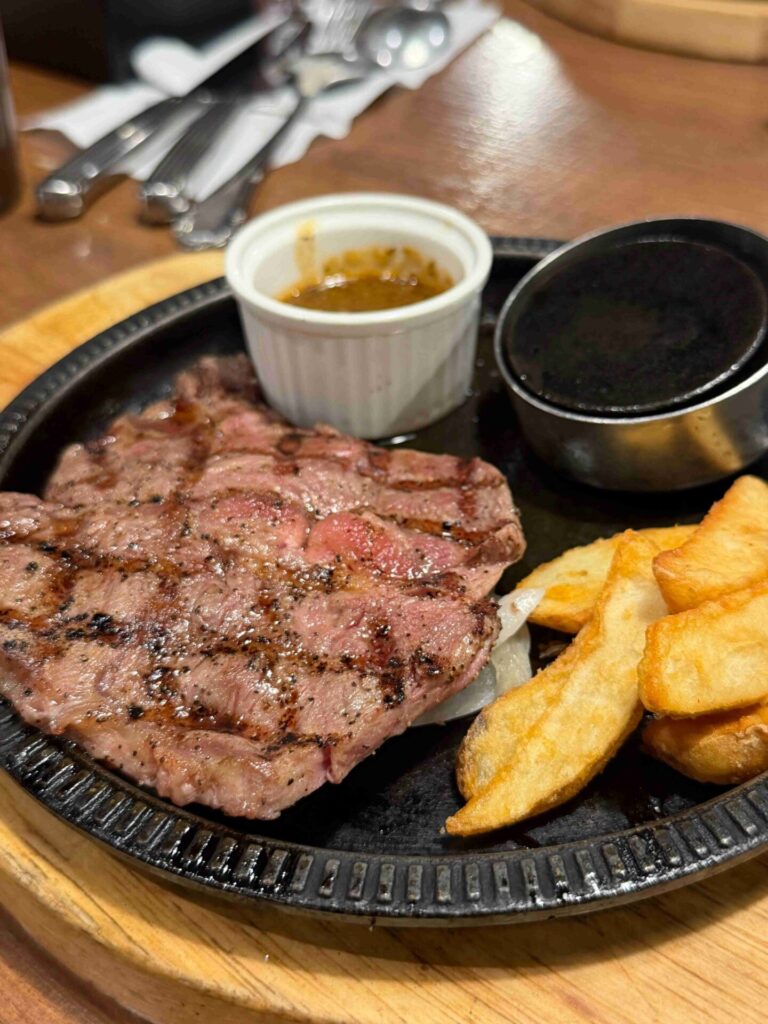 台中美食｜橫濱牛排：自助吧完勝牛排！蘑菇濃湯完全不輸高檔餐廳！
橫濱牛排｜當日壽星前後三天有特殊優惠，五人同行還送炸物摩天輪！
LaLaport北館五樓的橫濱牛排 ，