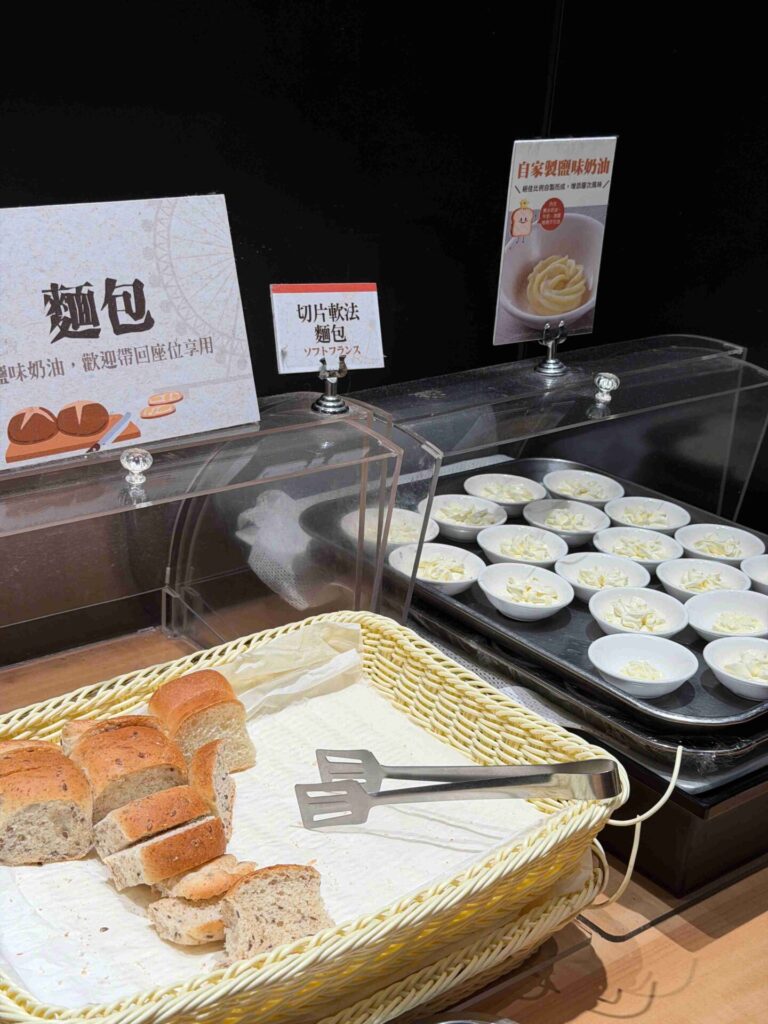 台中美食｜橫濱牛排：自助吧完勝牛排！蘑菇濃湯完全不輸高檔餐廳！
橫濱牛排｜當日壽星前後三天有特殊優惠，五人同行還送炸物摩天輪！
LaLaport北館五樓的橫濱牛排 ，