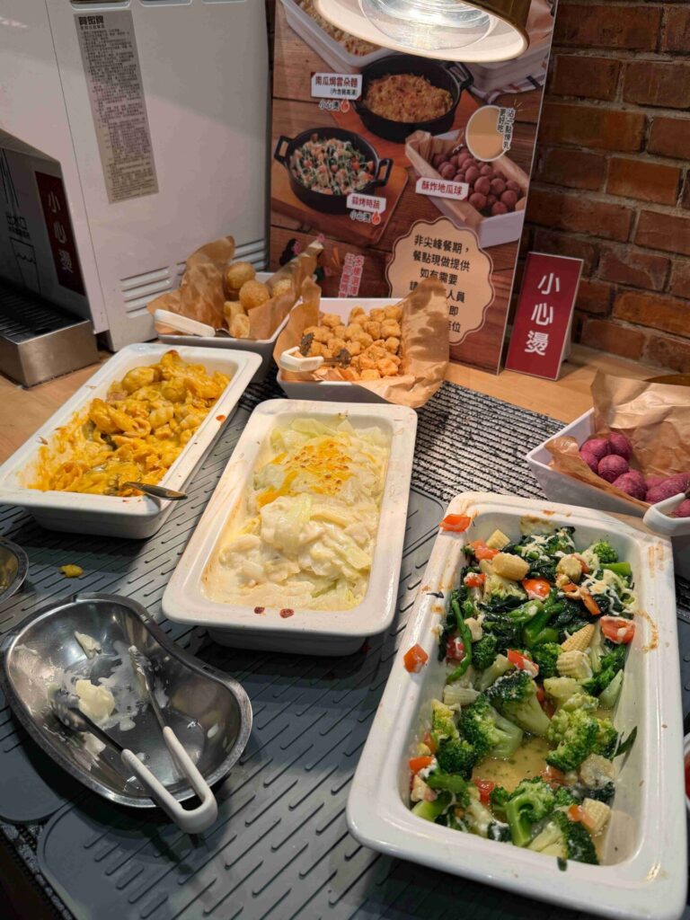 台中美食｜橫濱牛排：自助吧完勝牛排！蘑菇濃湯完全不輸高檔餐廳！
橫濱牛排｜當日壽星前後三天有特殊優惠，五人同行還送炸物摩天輪！
LaLaport北館五樓的橫濱牛排 ，